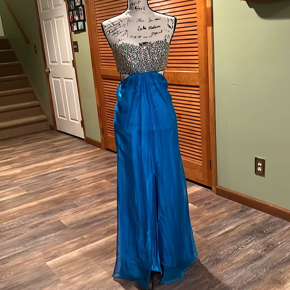Size0 La Femme Prom gown